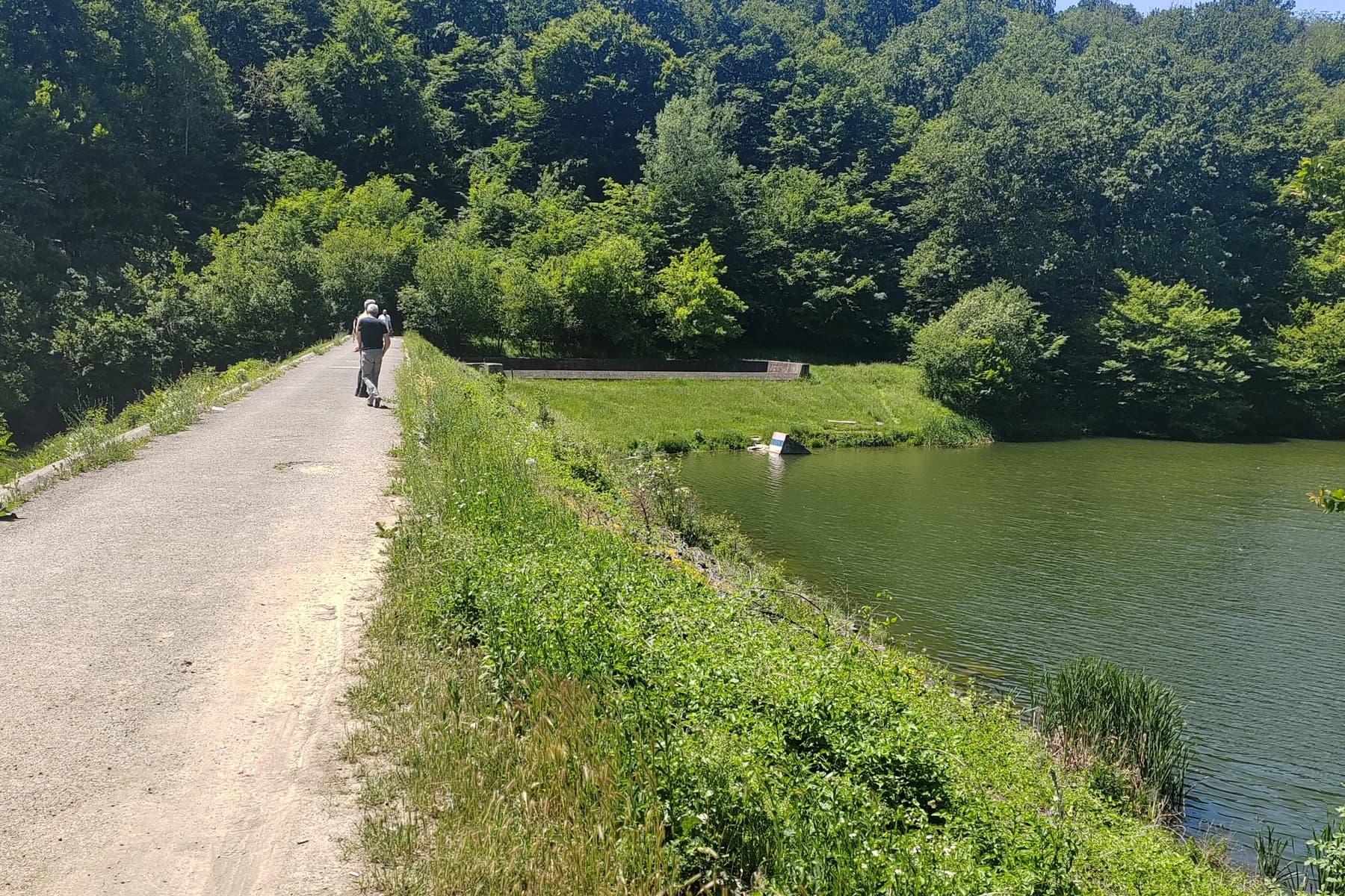 Staza po nasipu brane uz jezero Bela reka